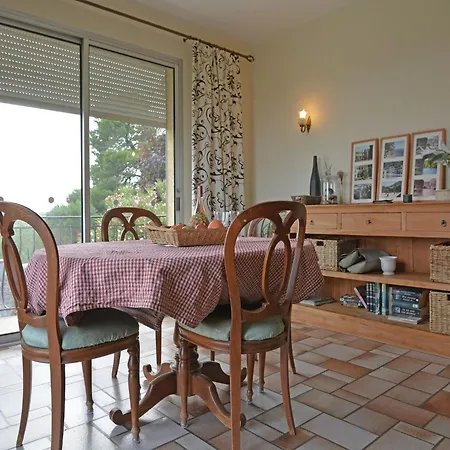 Villa Spacious Retreat In *