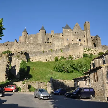 Spacious Retreat In Villa Carcassone