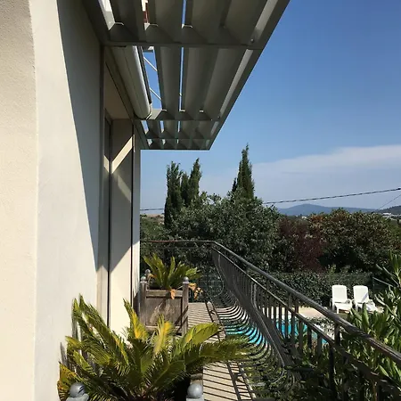 Spacious Retreat In Villa *