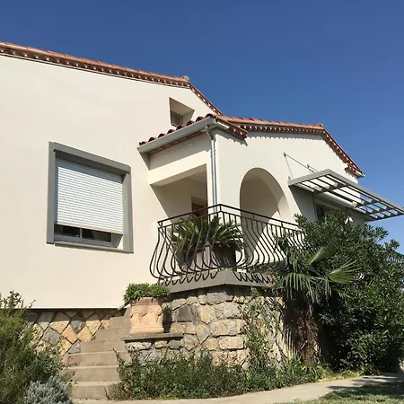 Villa Spacious Retreat In *