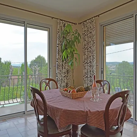 Spacious Retreat In Villa *